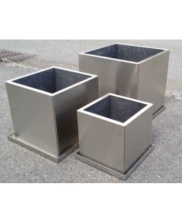 Pflanzentopf kubisch 43cm, Chromstahl, Isoliert